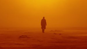 Ryan Gosling inquadrato di spalle nel deserto