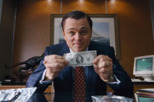 leonardo di caprio tiene in mano una banconota da un dollaro nel film the wolf of wall street