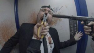 pistola puntata alla testa di uomo scena film hardcore